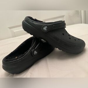 Crocs black fur lined. Sz J2